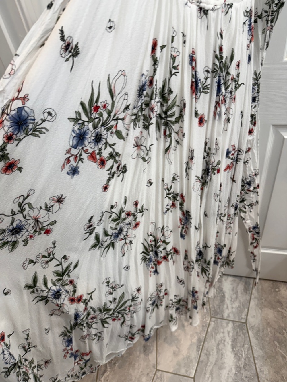 Lulu’s White Floral Maxi Dress with criss cross Tie Waist - Picture 7 of 8